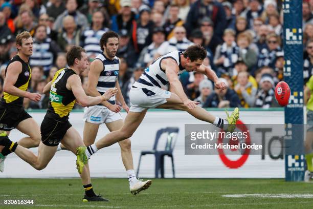 Daniel Menzel of the Cats kicks the ball for a goal during the round 21 AFL match between the Geelong Cats and the Richmond Tigers at Simonds Stadium...