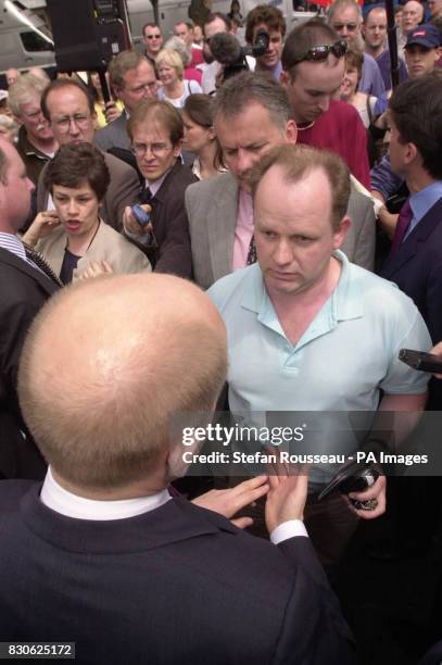 Conservative Party leader William Hague talks to Duncan Maclean about the foot-and-mouth disease outbreak in Abingdon Market Square, Oxfordshire,...