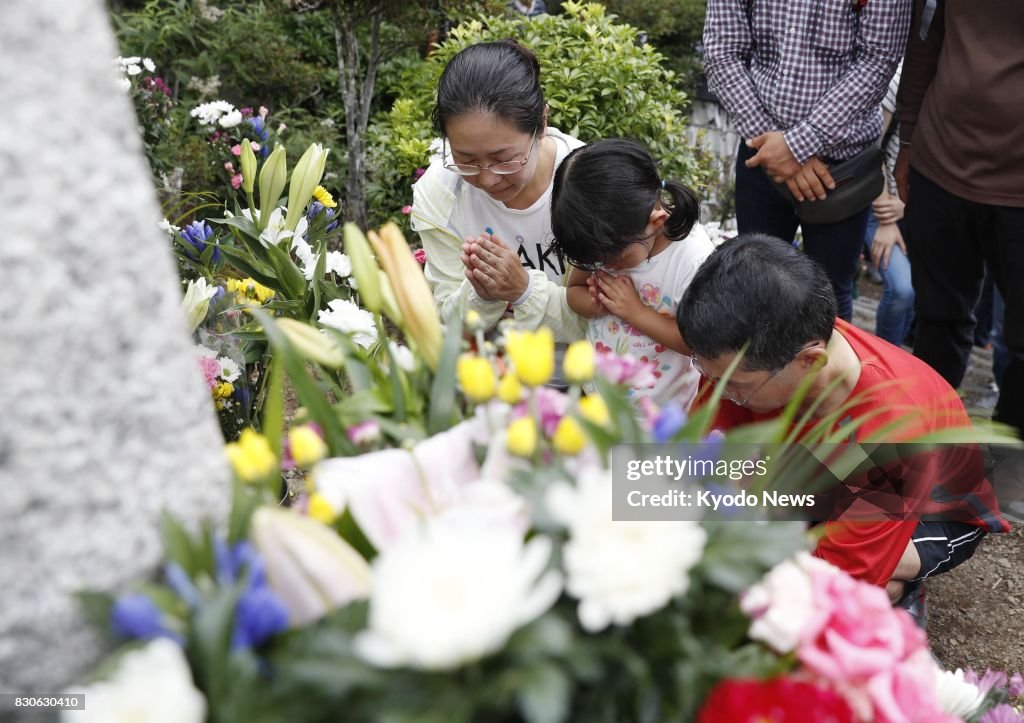 Relatives commemorate victims on JAL jumbo crash anniversary