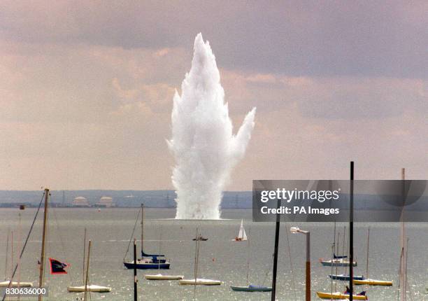 Water Bomb Explode 2000lb Bomb Photos and Premium High Res Pictures - Getty Images