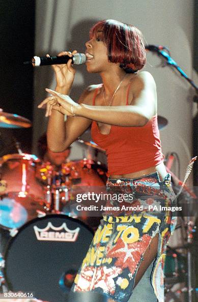 Kelly Rowl Singer Kelly Rowland, of girl R&B band Destiny's Child, performing on ...
