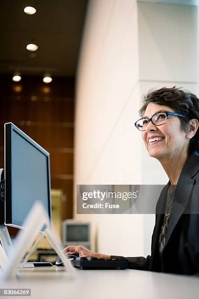 businesswoman using computer - wired business conference stock-fotos und bilder