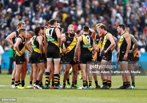 Trent Cotchin of the Tigers addresses his teammates during the 2017 AFL round 21 match between the Geelong Cats and the Richmond Tigers at Simonds...