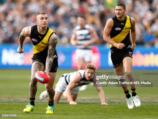 Dustin Martin of the Tigers handpasses the ball during the 2017 AFL round 21 match between the Geelong Cats and the Richmond Tigers at Simonds...