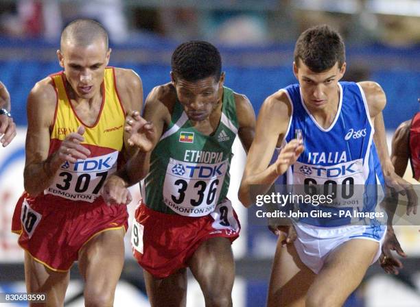 Ethiopian Hailie Gebrselassie has to push his way through at the start of the men's 10,000m Final at the IAAF World Championships in Edmonton,...