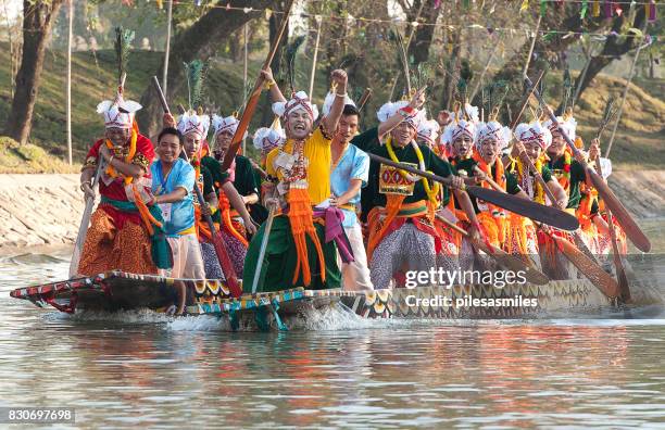 primer hogar, raza de barco del dragón, sangai festival, imphal, manipur, india. - dugout canoe fotografías e imágenes de stock