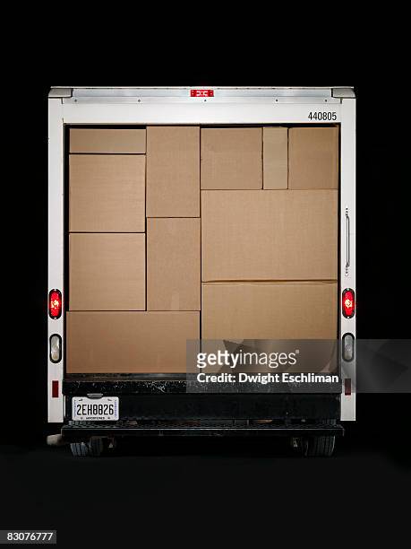 a moving van full of boxes - verhuiswagen stockfoto's en -beelden