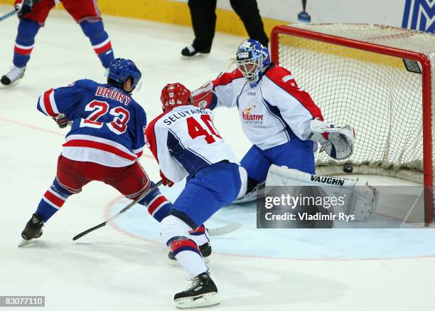 Chris Drury of Rangers scores the 3:1 goal against Andrei Mezin of Metallurg during the Victoria Cup game between Metallurg Magnitogorsk and New York...