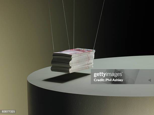pile of ten euro notes hanging on string - nota da comunidade europeia - fotografias e filmes do acervo