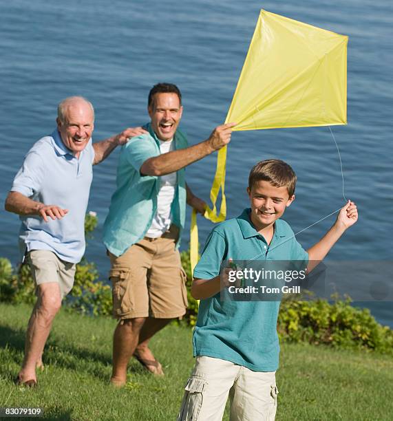 3 generations flying kite - huntington suffolk county new york state stock-fotos und bilder