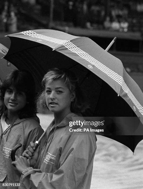 Gabriela Sabatini and Lisa Bonder coming out onto Wimbledon Centre Court. 15/01/02: Ms Bonder, as the former wife of billionaire Kirk Kerkorian is...