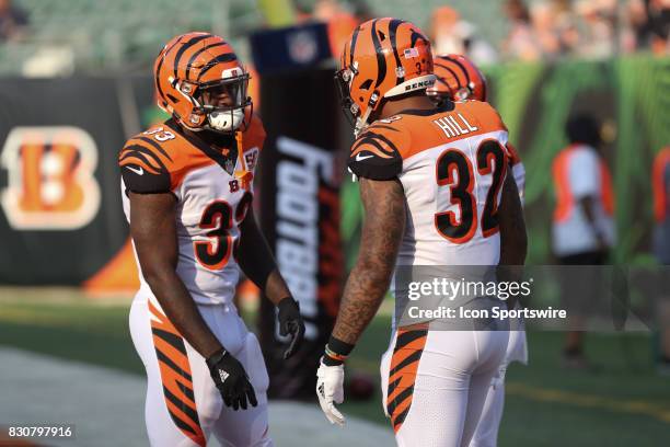 Cincinnati Bengals running back Tra Carson and running back Jeremy Hill warm up before the preseason game against the Tampa Bay Buccaneers and the...