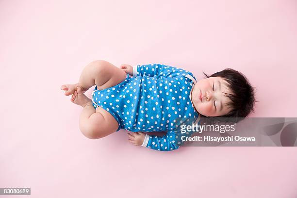 japanese baby in studio, eyes closed - auf dem rücken liegen stock-fotos und bilder