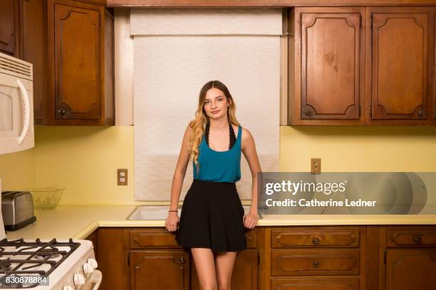 teenage girl in retro kitchen - monrovia fotografías e imágenes de stock