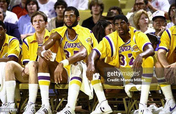 Los Angeles Lakers Kareem Abdul-Jabbar and Magic Johnson on sideline during game vs San Antonio Spurs. Los Angeles, CA CREDIT: Manny Millan