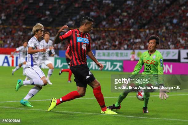Jay Bothroyd of Consadole Sapporo scores the opening goal past Hiroki Oka of Ventforet Kofu during the J.League J1 match between Consadole Sapporo...