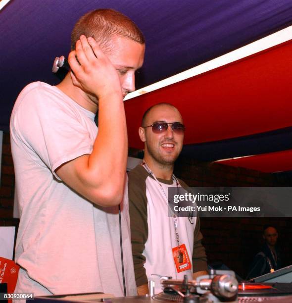 V2002 56 Pj Ellis Photos & High Res Pictures - Getty Images
