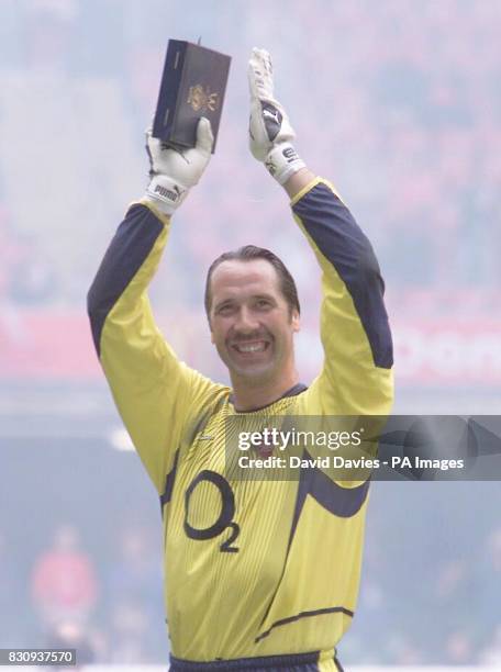 David Seeman 1,142 Goalkeeper David Seaman Stock Photos, High-Res Pictures, and ...