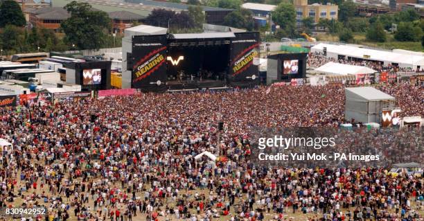 Crowds converge on the Main Stage during the Carling Reading Festival. *27/08/04: An estimated 55,000 fans will make an early start to the bank...