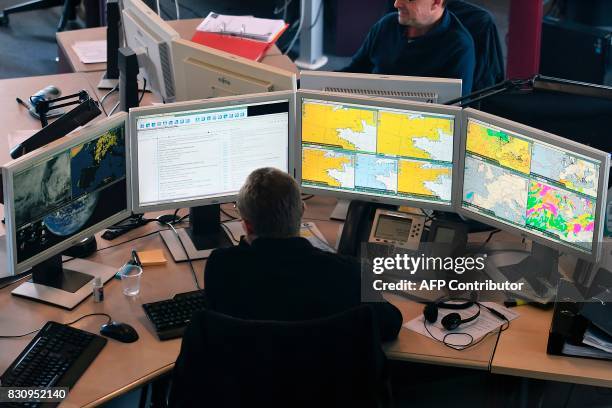 699 Weather Forecast Computer Stock Photos, High-Res Pictures, and ...