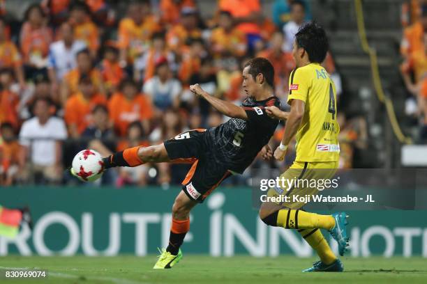 Shoma Kamata of Shimizu S-Pulse scores his side's first goal during the J.League J1 match between Shimizu S-Pulse and Kashiwa Reysol at IAI Stadium...