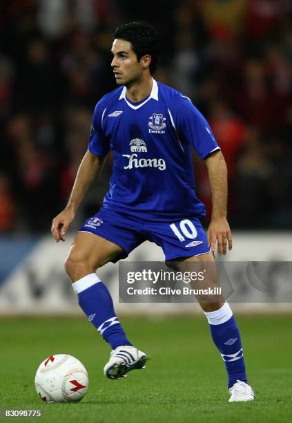 Everton's Mikel Arteta runs with the ball during the UEFA Cup first round, second leg match, between Standard Liege and Everton at Stade Maurice...