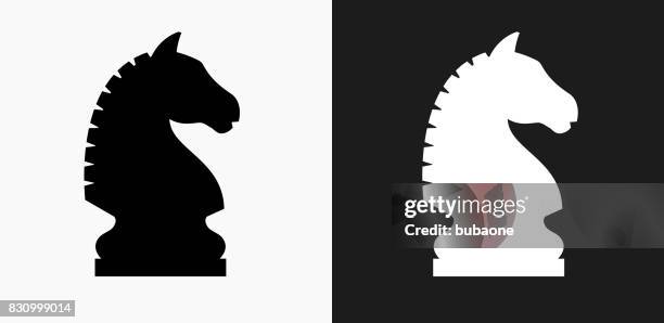 schach-ritter-symbol auf schwarz-weiß-vektor-hintergründe - knights stock-grafiken, -clipart, -cartoons und -symbole