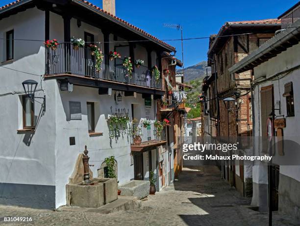 narrow street in the historica jewish quarter of hervas city. - caceres stock pictures, royalty-free photos & images
