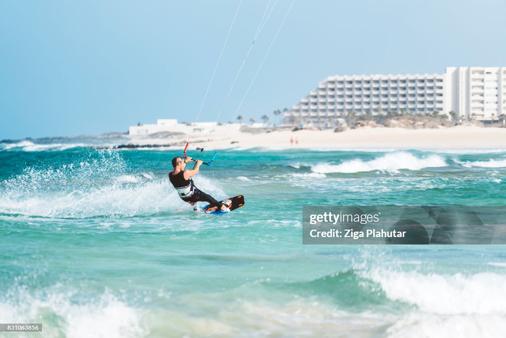 Kiteboarder genießen große Wellen und windigem Wetter
