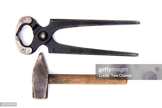 pliers and hammer, elevated view - tang stockfoto's en -beelden