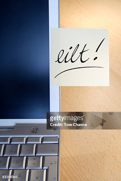 laptop with adhesive note saying "urgent" - help introduction to referencing with wiki markup 1 stock pictures, royalty-free photos & images