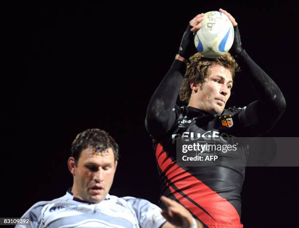 Toulouse' centre Shaun Sowerby grabs the ball in a line out pas Castres' captain Lionel Nallet during the French Top14 rugby union match Castres vs....