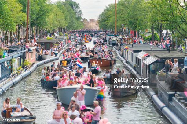 prinsengracht amsterdam tijdens de gay pride - amsterdam mensen boot stockfoto's en -beelden