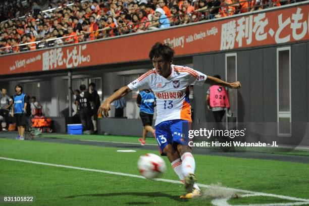 Masaru Kato of Albirex Niigata takes a corner kick during the J.League J1 match between Omiya Ardija and Albirex Niigata at NACK 5 Stadium Omiya on...