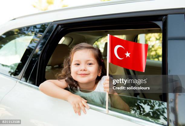 chica sosteniendo la bandera turca - bandera turca fotografías e imágenes de stock