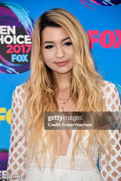 Fashion blogger Mia Stammer attends the Teen Choice Awards 2017 at
