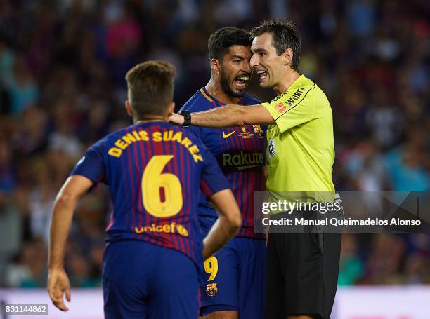 Luis Suarez of Barcelona argues with the referee Ricardo de Burgos Bengotxea during the Supercopa de Espana Supercopa Final 1st Leg match between FC...