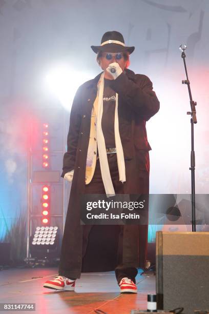 German singer Frank Zander performs at the SchlagerOlymp Open Air Festival at Freizeit und Erholungspark Luebars on August 12, 2017 in Berlin,...