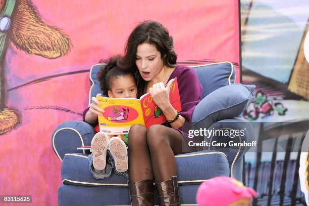 Actress Mary-Louise Parker reads to 4 year old Tyjahay Muhammed and children attending Jumpstart's Read for the Record at The Today Show on October...