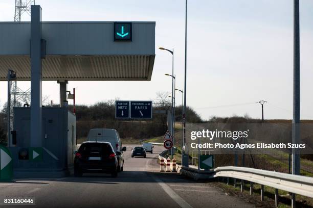 cars passing toll booth in france with road signs - péage - pedaggio foto e immagini stock