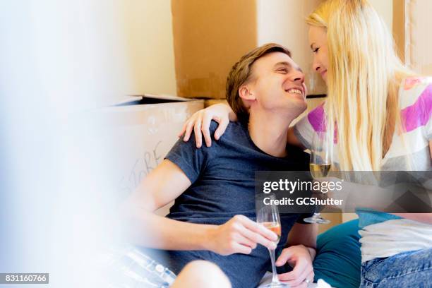 casal celebrando seu amor, o casamento e a nova casa - drinks carton - fotografias e filmes do acervo