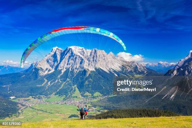 paragliden in de alpen, tandem paraglider starten van een vlucht, berg zugspitze, alpen - tandem stockfoto's en -beelden