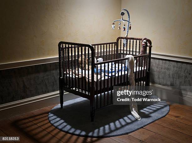 a child's bedroom - empty crib imagens e fotografias de stock