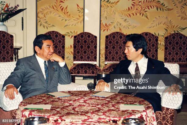 Prime Minister Morihiro Hosokawa and main opposition Liberal Democratic Party President Yohei Kono discuss on the political reform bills at the diet...