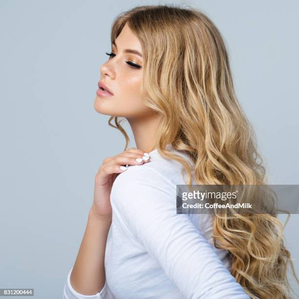 美麗的女人 - blond model long hair 個照片及圖片檔