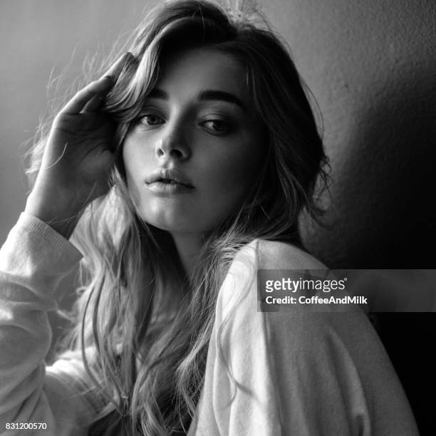 studio shot van jonge mooie vrouw - model black and white stockfoto's en -beelden