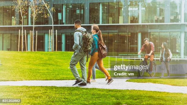 学生のキャンパスの公園を通って移動 - campus ストックフォトと画像