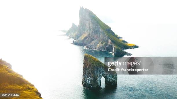luchtfoto van de rots van de dranganir op de faeröer - faroe islands stockfoto's en -beelden