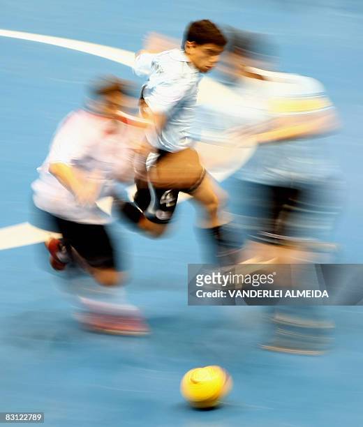 Uruguay's futsal players Mauro Ruiz and Seba vie for the ball with Czech Republic's Resetar Lukas , on October 3, 2008 during a qualifying match at...