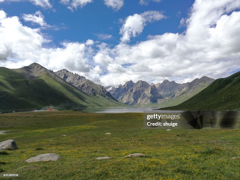 The natural scenery of the goo Tibetan autonomous prefecture，nianbaoyuzhe mountain